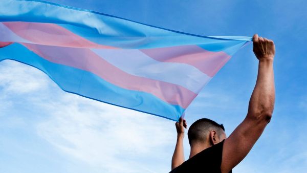 Person mit Trans-Flagge